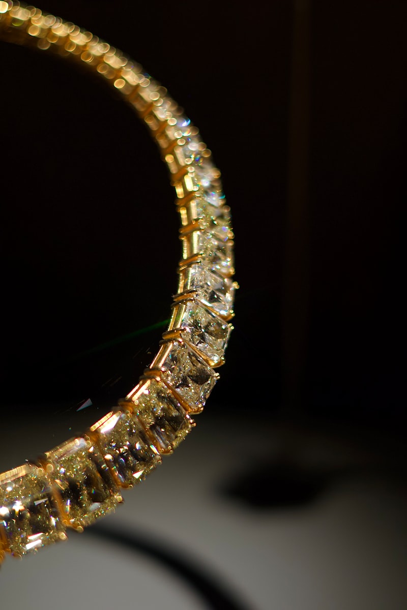 Gold and diamonds at the collarbone: length, clasp, and care